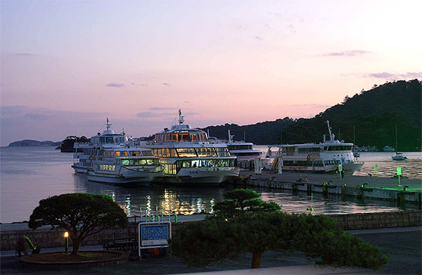 遊覧船と夕景